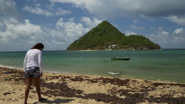 Epická Pláž Modelem Kráčející Podél Mořských Řas Lemovaných Pobřeží Ostrovem — Stock video