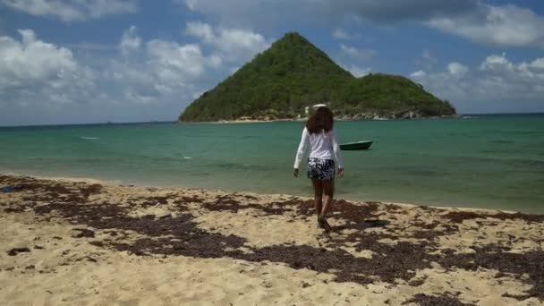在格林纳达的莱韦拉的加勒比海滩上散步的模特 背景是一个岛屿 — 图库视频影像