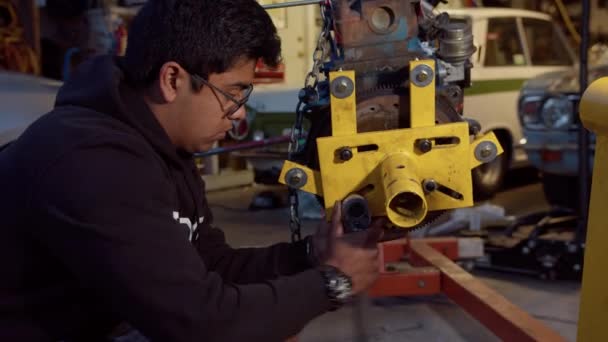 Tornillos Apriete Mecánicos Jóvenes Soporte Motor Con Una Llave Inglesa — Vídeo de stock