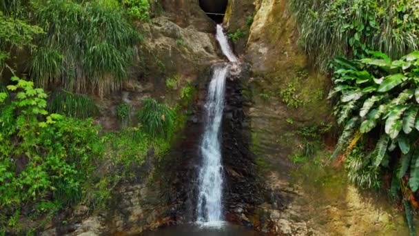 Imágenes Drones Siguiendo Cascada Desde Piscina Hasta Fuente Del Agua — Vídeos de Stock