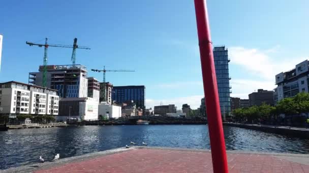 Dublin Docklands Grand Canel Náměstí Doky Panning Výstřel Pohybující Vlevo — Stock video