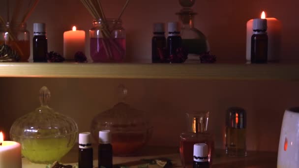 Bir Parfüm Imalathanesinin Kaygan Görüntüsü Mum Dolu Mataralar Renkli Sıvılarla — Stok video