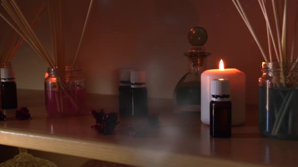 Pokój Produkcji Perfum Dużą Ilością Kolb Świec Szklanek Kolorowymi Cieczami — Wideo stockowe