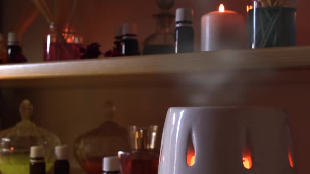 Parfum Maken Kamer Met Veel Kaarsen Kolven Glazen Met Gekleurde — Stockvideo