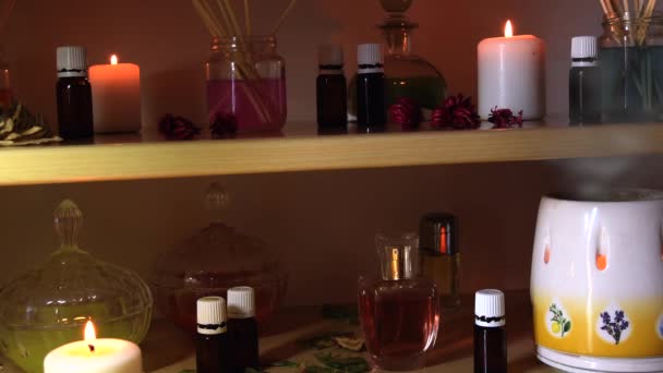 Parfümerie Mit Vielen Kerzen Und Gläsern Mit Farbigen Flüssigkeiten Der — Stockvideo