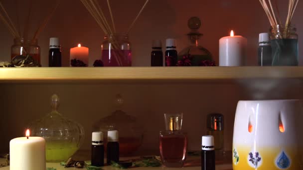 Parfum Maken Kamer Met Veel Kaarsen Kolven Glazen Met Gekleurde — Stockvideo