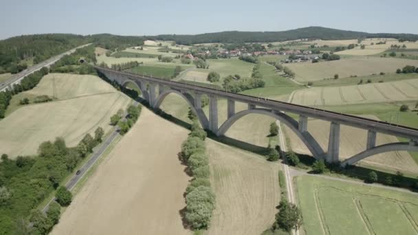 Drone Shot Van Een Prachtig Boogviaduct Bij Een Duitse Snelweg — Stockvideo