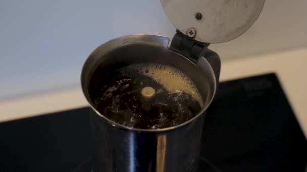 Preparación Café Fresco Negro Una Lata Moca — Vídeos de Stock