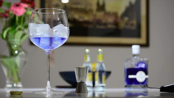 Gin 파란색에서 색으로 변함에 숟가락을 사용하여 무늬가 유리에서 토닉에 토닉을 — 비디오
