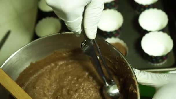Llenar Cacerolas Magdalenas Con Masa Chocolate Utilizando Una Cuchara Helado — Vídeo de stock