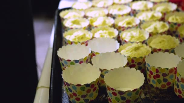 Wypełnianie Słodkie Kubki Papierowe Ciasta Przy Użyciu Łyżki Lodów Proces — Wideo stockowe