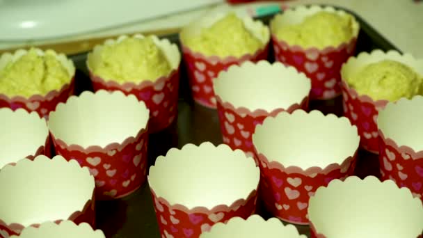 Usando Cucchiaio Gelato Riempire Padelle Dei Muffin Rossi Con Cuori — Video Stock