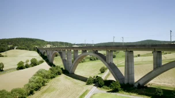 欧洲高速公路上的一座漂亮的高架桥 它引领着一列火车穿过了德国高速公路 — 图库视频影像