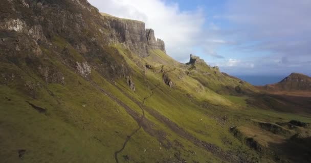 Drone View Quiraing Walk Isle Skye Scotland Oamenii Merg Lungul — Videoclip de stoc