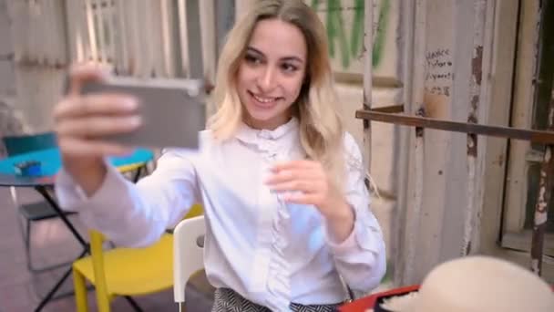 Atraktivní Mladá Krásná Dívka Používá Chytrý Telefon Při Posezení Kavárně — Stock video