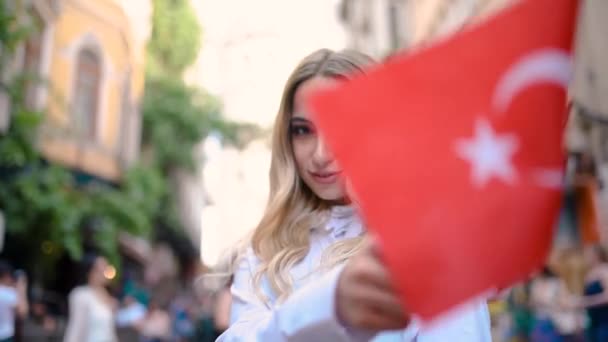 Slow Motion Attractive Young Beautiful Girl Waves Bandeira Turca Frente — Vídeo de Stock