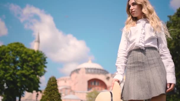 スローモーション 美しい若い女の子がイスタンブール トルコ 旅行の概念の古代の建物の前でポーズ — ストック動画