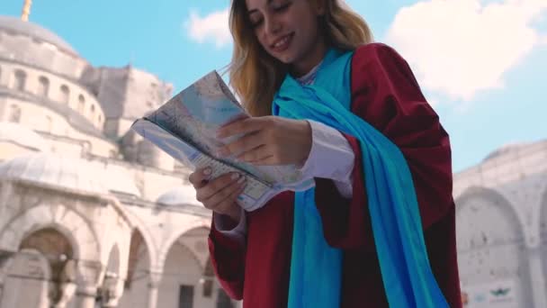Zeitlupe Attraktives Schönes Mädchen Blickt Auf Die Stadtkarte Von Istanbul — Stockvideo