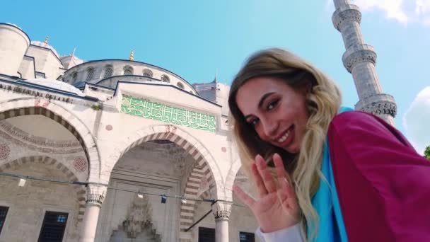 Atractiva Chica Hermosa Camisa Toma Selfie Con Vista Mezquita Sultan — Vídeo de stock