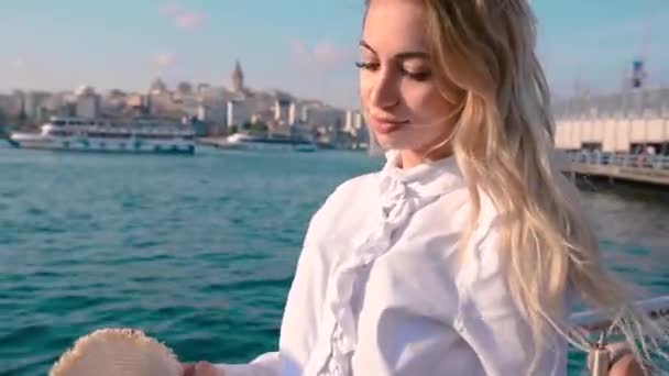 美丽的女孩站在博斯普鲁斯海峡附近 在土耳其伊斯坦布尔欣赏加拉塔的风景 — 图库视频影像