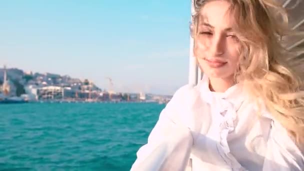 Piękna Dziewczyna Cieszy Moment Podczas Przelotu Widokiem Morze Tle Koncepcja — Wideo stockowe