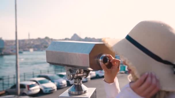 Zeitlupe Schönes Junges Mädchen Blickt Durch Ein Fernglas Mit Blick — Stockvideo