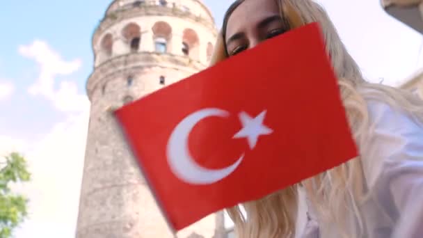 Slow Motion Aantrekkelijk Jong Mooi Meisje Golven Turkse Vlag Voorkant — Stockvideo