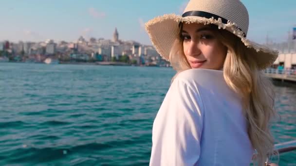 Lassú Mozgás Gyönyörű Lány Áll Közelben Boszporusz Tekintettel Galata Isztambulban — Stock videók