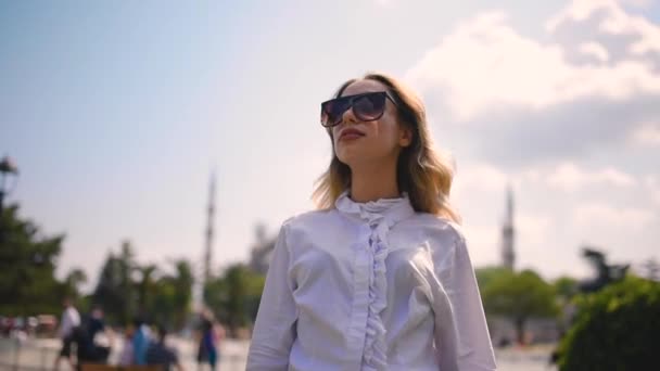 Повільний Рух Приваблива Красива Дівчина Сорочці Пози Перед Мечеть Султана — стокове відео