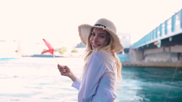 Slow Motion Piękne Fale Dziewczyna Turecka Flaga Nad Most Galata — Wideo stockowe