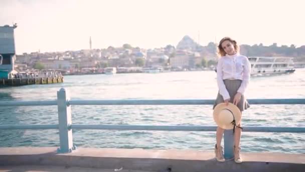 Slow Motion Mooi Meisje Staat Galata Brug Biedt Uitzicht Bosporus — Stockvideo