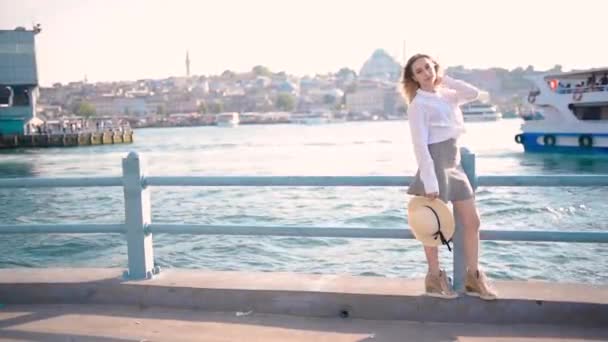 Slow Motion Beautiful Girl Stands Galata Bridge Nyter Utsikten Bosporos – stockvideo