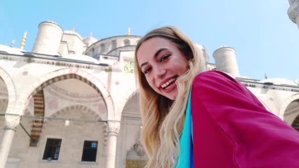 Atractiva Chica Hermosa Camisa Toma Selfie Con Vista Mezquita Sultan — Vídeos de Stock