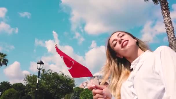 Hermosa Joven Toma Selfie Ondea Bandera Turca Frente Antiguo Edificio — Vídeo de stock