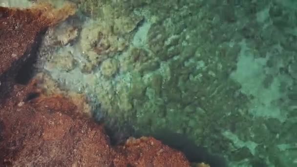 Riprese Aeree Una Spiaggia Rocciosa Con Acque Turchesi Cristalline Grecia — Video Stock