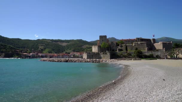 Collioure Παραλία Βότσαλο Στον Κόλπο Μια Πολύ Θυελλώδη Ζεστή Μέρα — Αρχείο Βίντεο