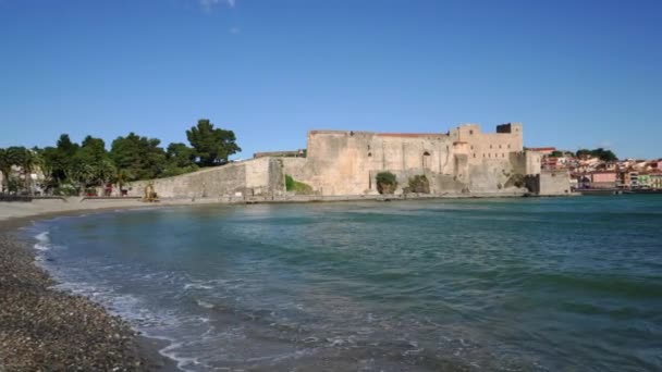 Panning Πλάνο Του Collioure Κύματα Στην Παραλία Βότσαλο Ιστορικό Φρούριο — Αρχείο Βίντεο
