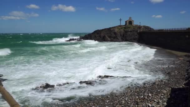 Těžké Vlny Buší Pobřežní Obrany Collioure Během Velmi Větrného Dne — Stock video