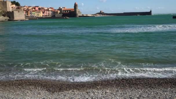 Κύματα Που Χτυπούν Αργά Την Παραλία Στο Collioure Την Παλιά — Αρχείο Βίντεο