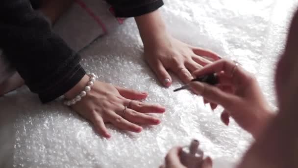 爪を塗った女の子 — ストック動画