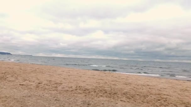 Timelapse Aan Zeekust Bij Bewolkt Weer Zee Donker Stormachtig Wolken — Stockvideo