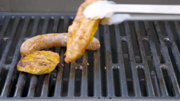 Preparación Carne Fresca Una Parrilla Barbacoa Gas — Vídeos de Stock