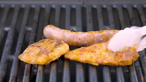 ガスバーベキューグリルで新鮮な肉を準備する — ストック動画