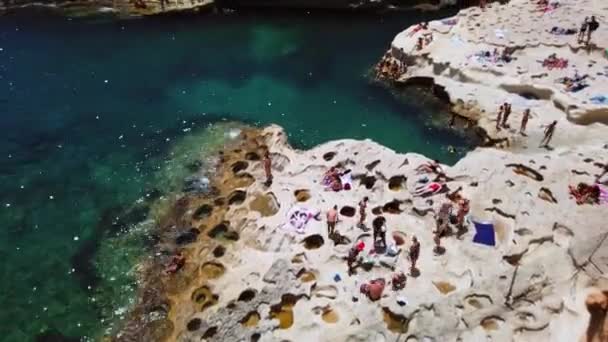 在阳光明媚的夏日 来自马耳他圣彼得游泳池的时间视频 — 图库视频影像