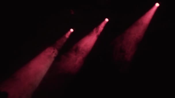 Κόκκινα Φώτα Συναυλιών Δέσμης Ομίχλη Εξοπλισμός Roll Πλάνα — Αρχείο Βίντεο