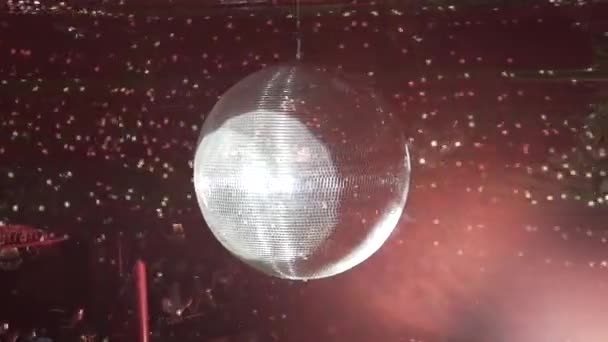 Große Discokugel Zeitlupe Einem Club London — Stockvideo