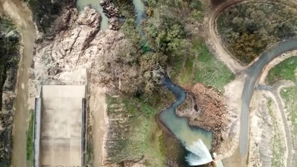 오스트레일리아 빅토리아 방수로 위에서 아래까지 설치하였다 2019 — 비디오