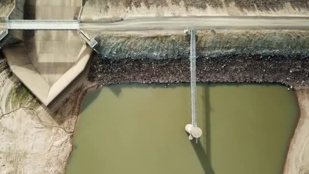 Panela Aérea Sobre Parede Barragem Derrame Torre Água Saída Água — Vídeo de Stock