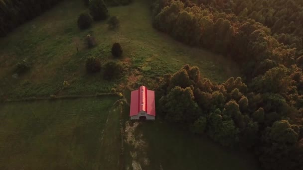 Drone Shot Van Majestueuze Bergen Oude Paardenschuur — Stockvideo