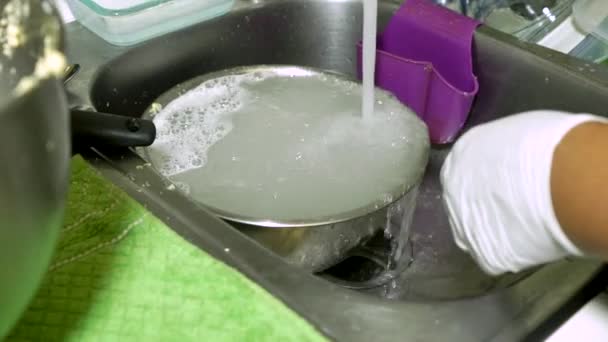 Eine Schüssel Einer Spüle Unter Fließendem Wasser Waschen Konzept Der — Stockvideo